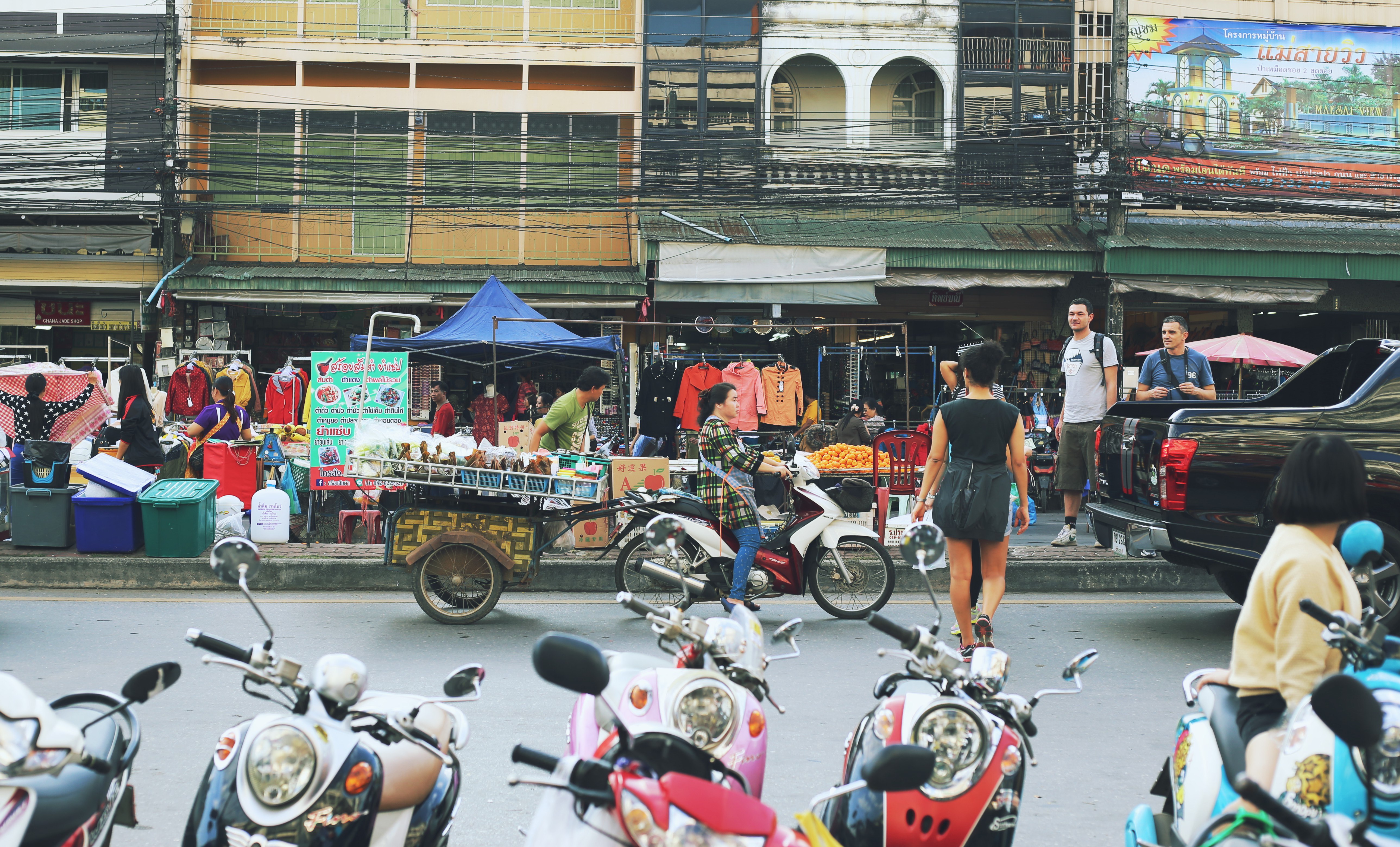 Uma das paradas é na fronteira terrestre com Myanmar, onde há um mercado cheio de bugigangas. (Foto: Nathalia Tavolieri / Viagem em Detalhes)