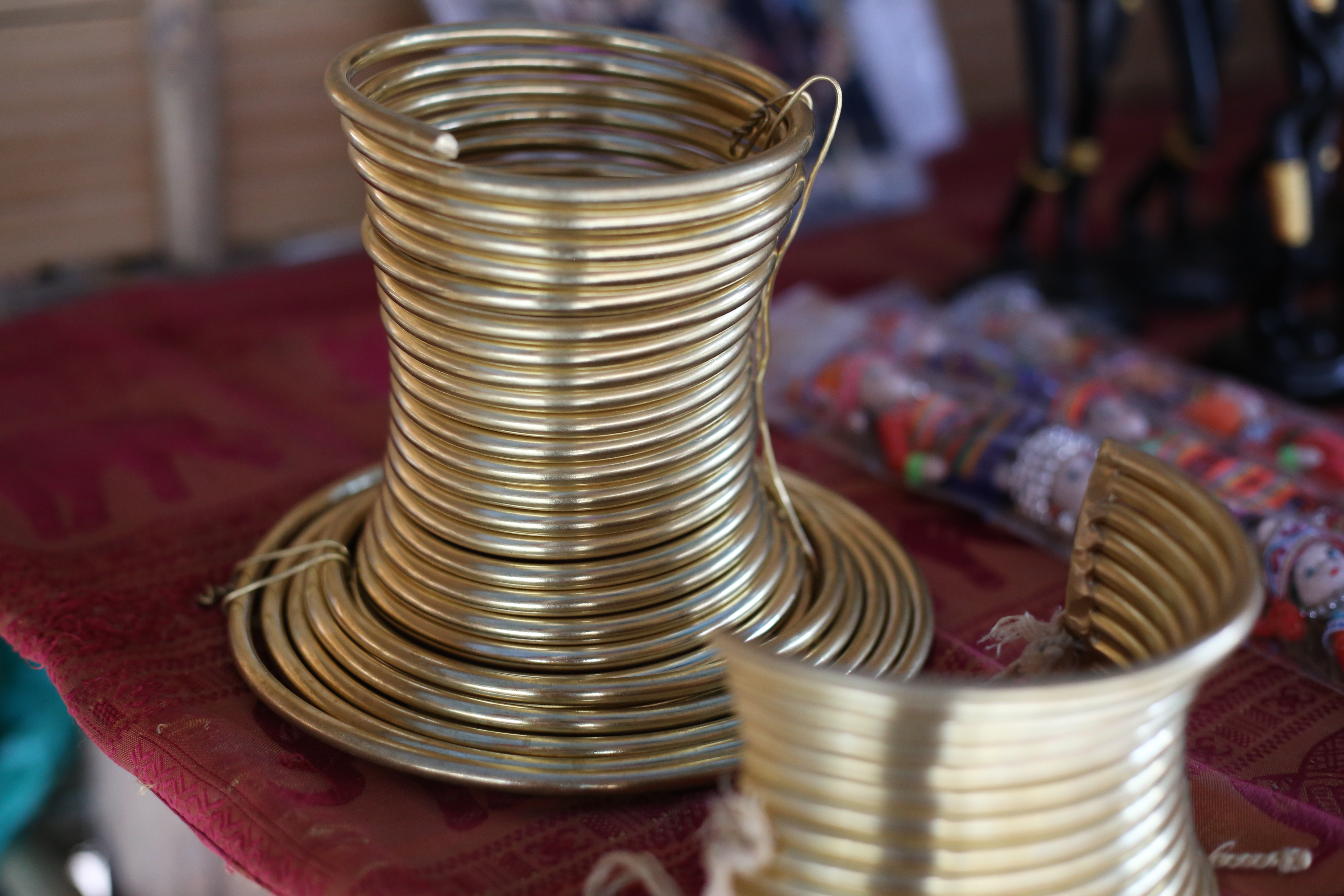 Anéis dourados e pesados usados pelas "mulheres-girafa". (Foto: Nathalia Tavolieri / Viagem em Detalhes)