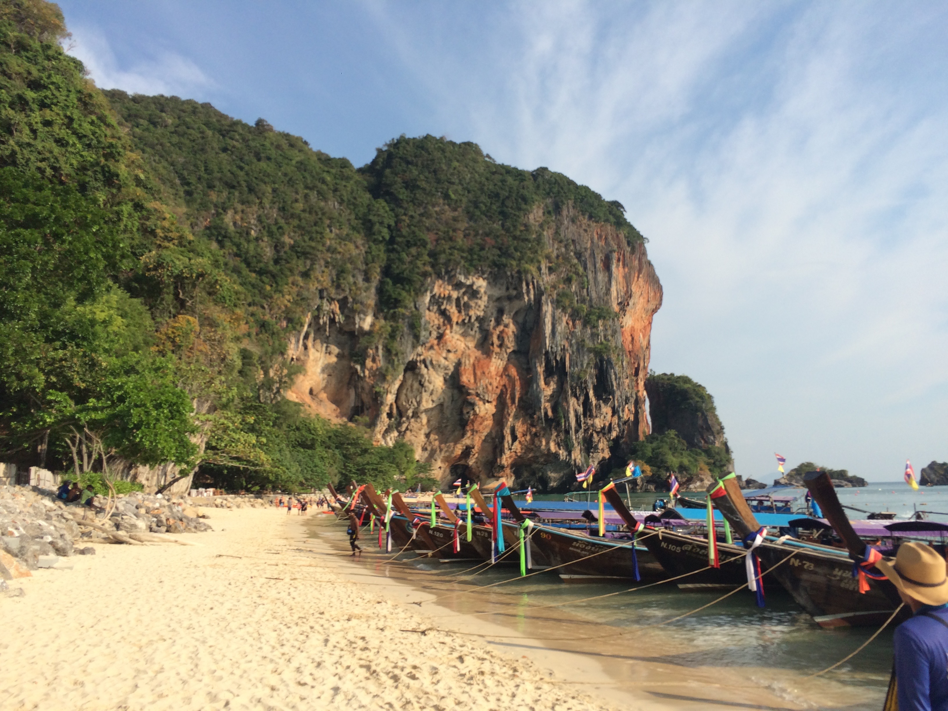 Long tail boats em Phra Nang Beach. (Foto: Nathalia Tavolieri / Viagem em Detalhes)