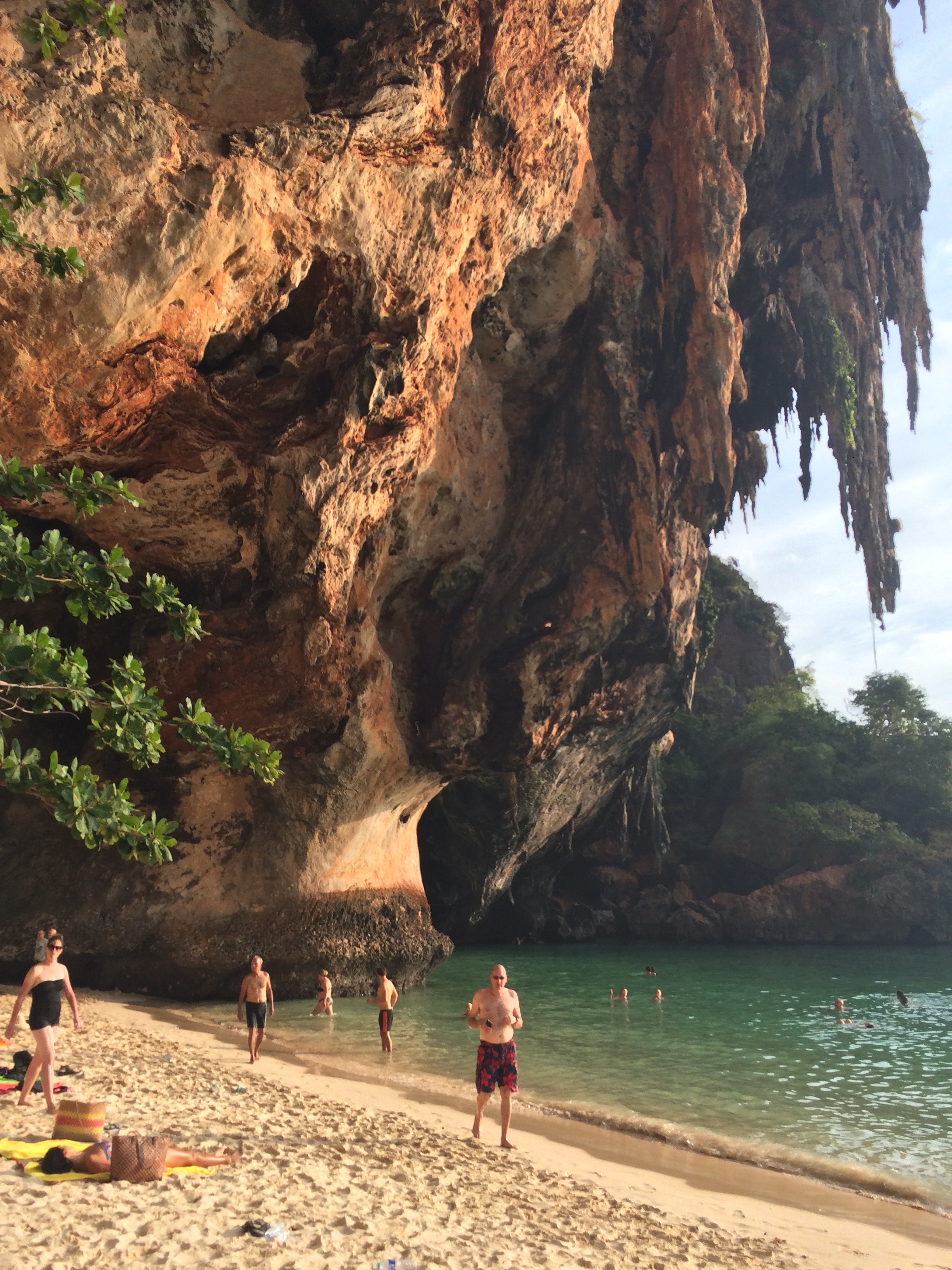 Ao fundo, a Phra Nang Cave. (Foto: Nathalia Tavolieri / Viagem em Detalhes)