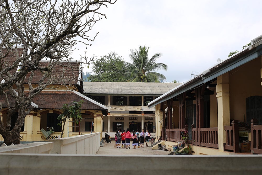 Escola no centro de Luang Prabang no Laos. Descubra tudo sobre a região nesse post!