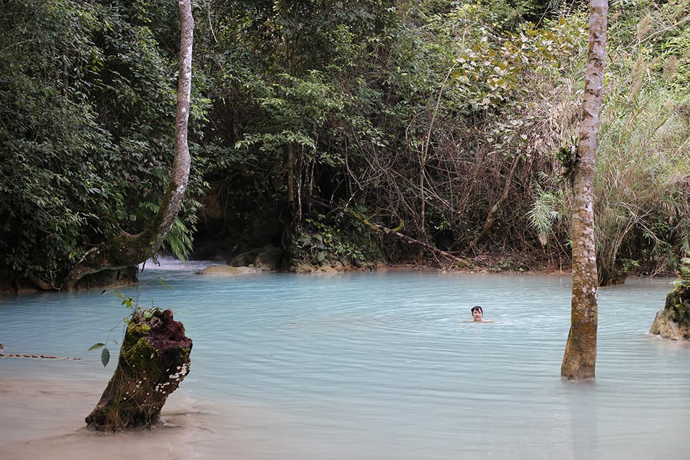 As cachoeiras de Kuang Si são parada obrigatória para quem visita Luang Prabang! Descubra como conhecer essa região do Laos nesse post!