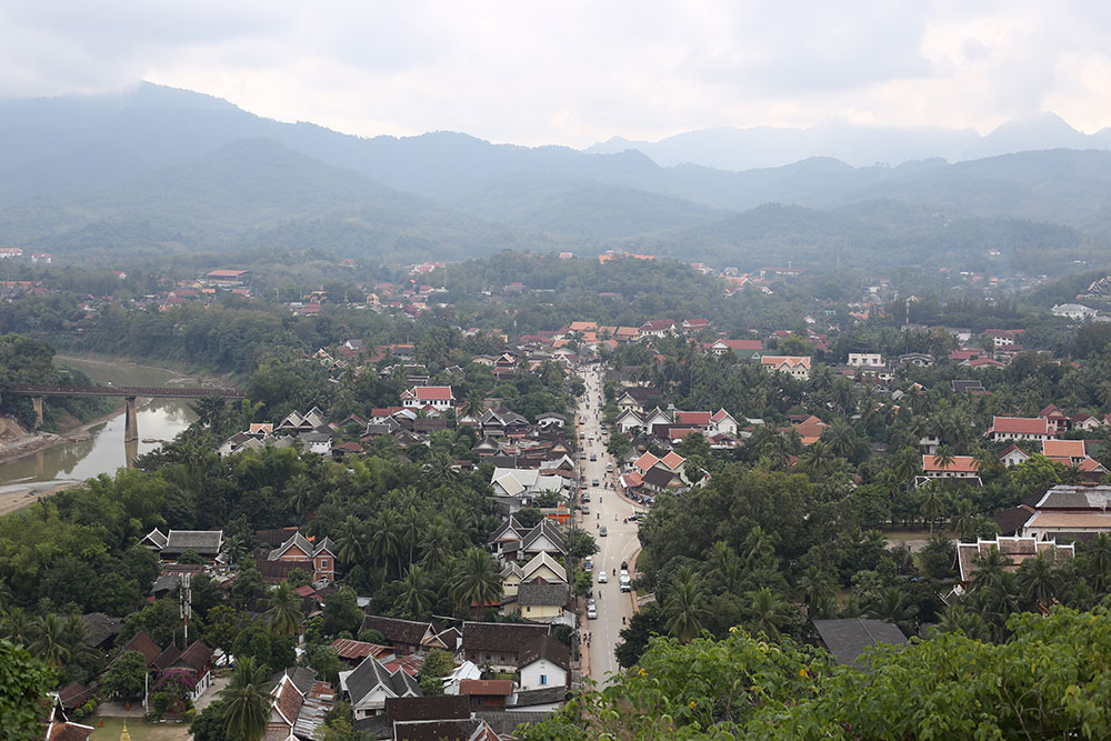 Vista do Monte Phousi, no Laos! Descubra como conhecer Luang Prabang nesse post!