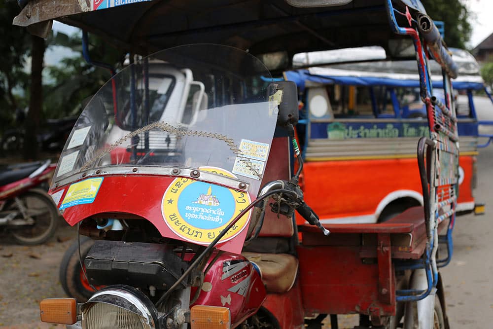 Tuk Tuk é uma ótima maneira de conhecer os arredores de Luang Prabang! Descubra tudo sobre a região nesse post!