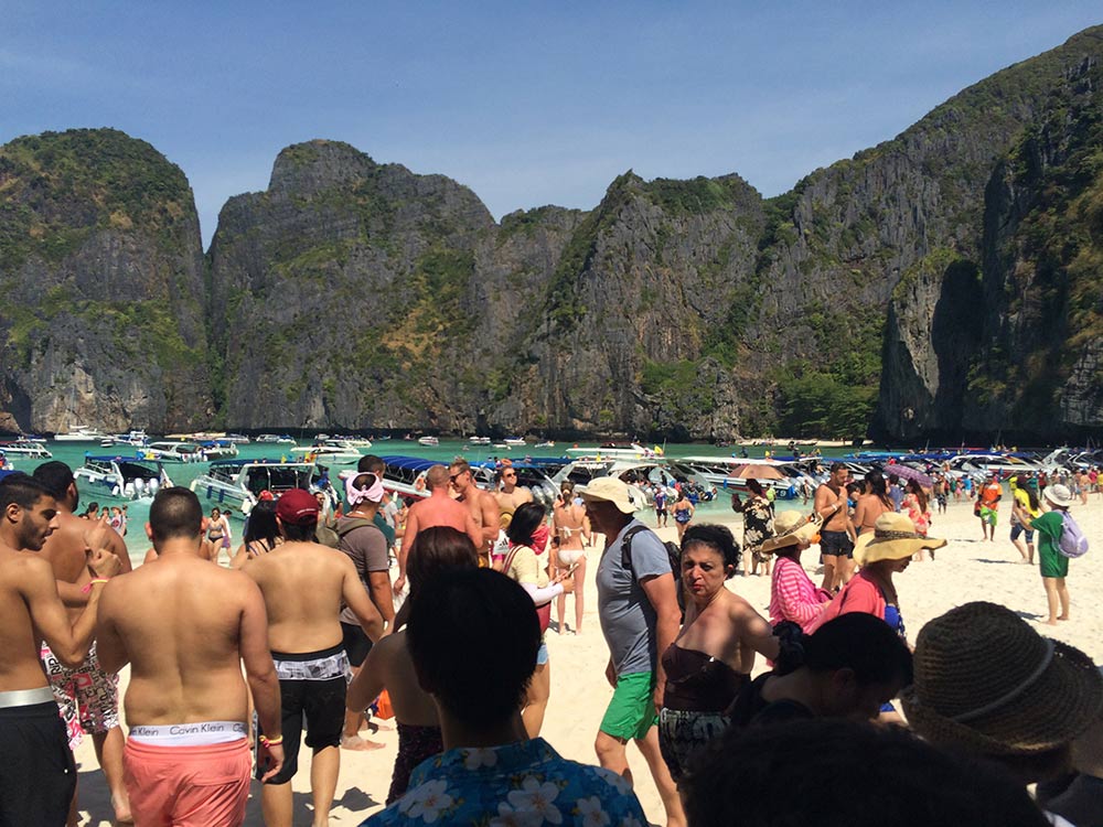 Maya Bay é uma das praias mais famosas de Koh Phi Phi, e em pouco tempo fica lotada! Chegue cedo e conheça as melhores praias da região!