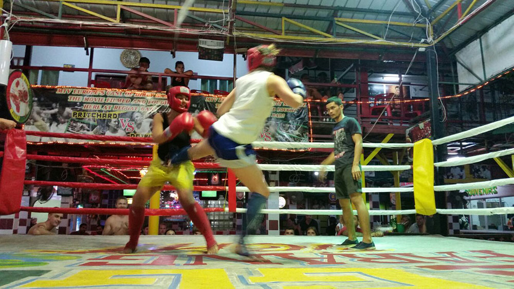 Praticar Muay Thai é uma atividade super divertida para fazer na Tailândia! Conheça mais sobre o país e a famosa ilha de Koh Phi Phi nesse post!