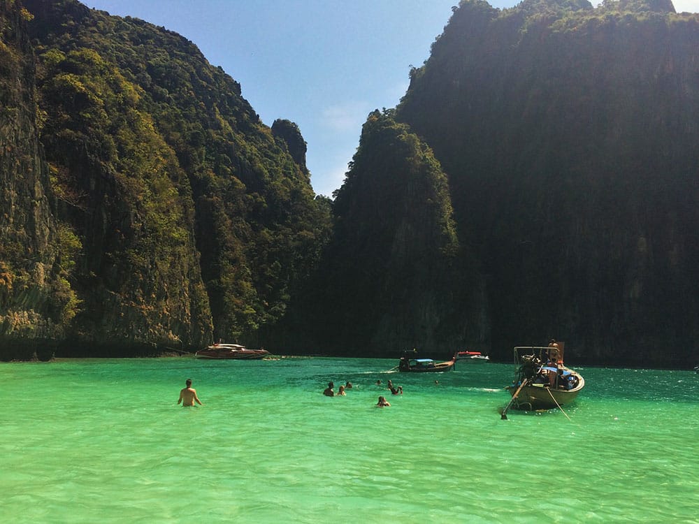 Pileh Bay é uma das melhores partes de visitar Koh Phi Phi! Conheça mais sobre esse paraíso na terra no post!