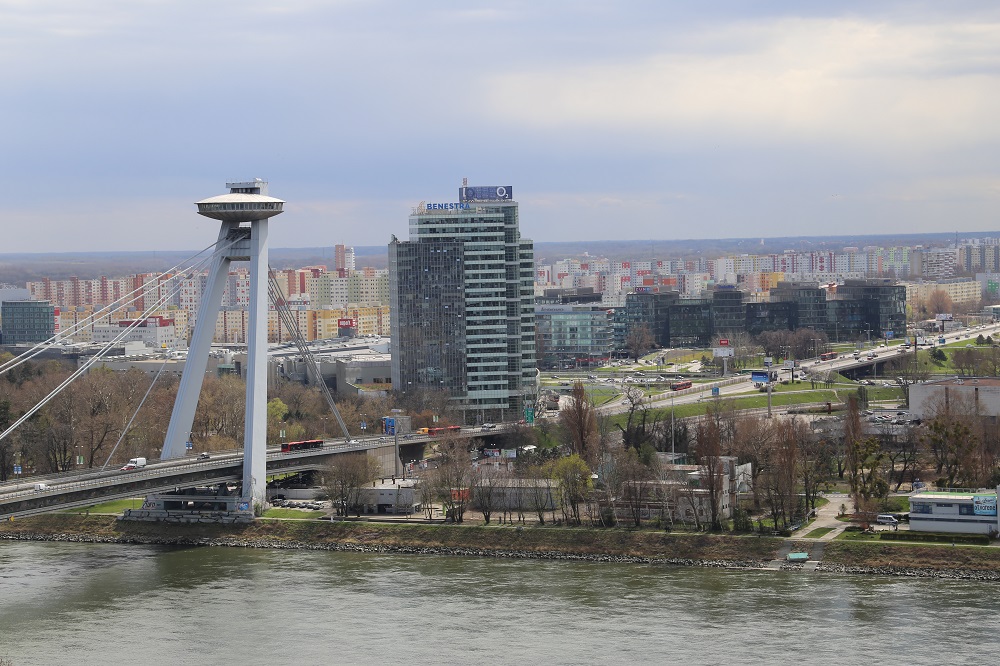 Ponte Nový most, vista do alto do castelo. Em cima funciona o restaurante UFO, a 87m de altura (Foto: Nathalia Tavolieri / Viagem em Detalhes)