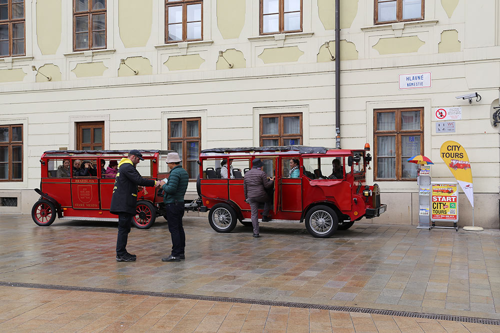 Esse trenzinho vermelho passa por todos os pontos turísticos de Bratislava, uma ótima cidade para fazer bate e volta a partir de Viena! Conheça mais sobre essa viagem no post!