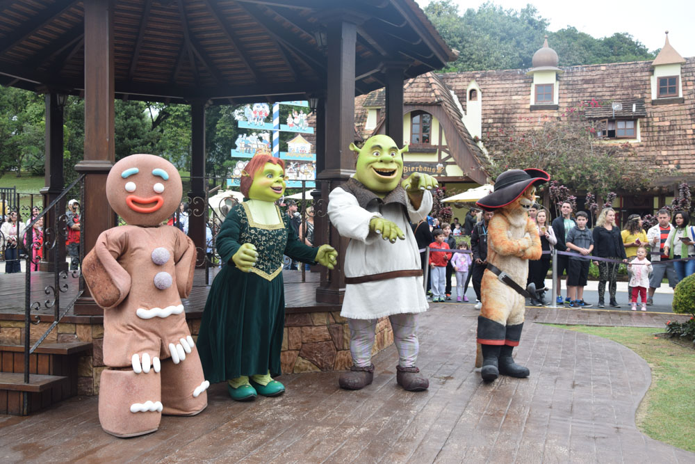 Vila Germânica com os personagens do Shrek no Beto Carrero! Veja quem mais você pode encontrar por lá nesse post!