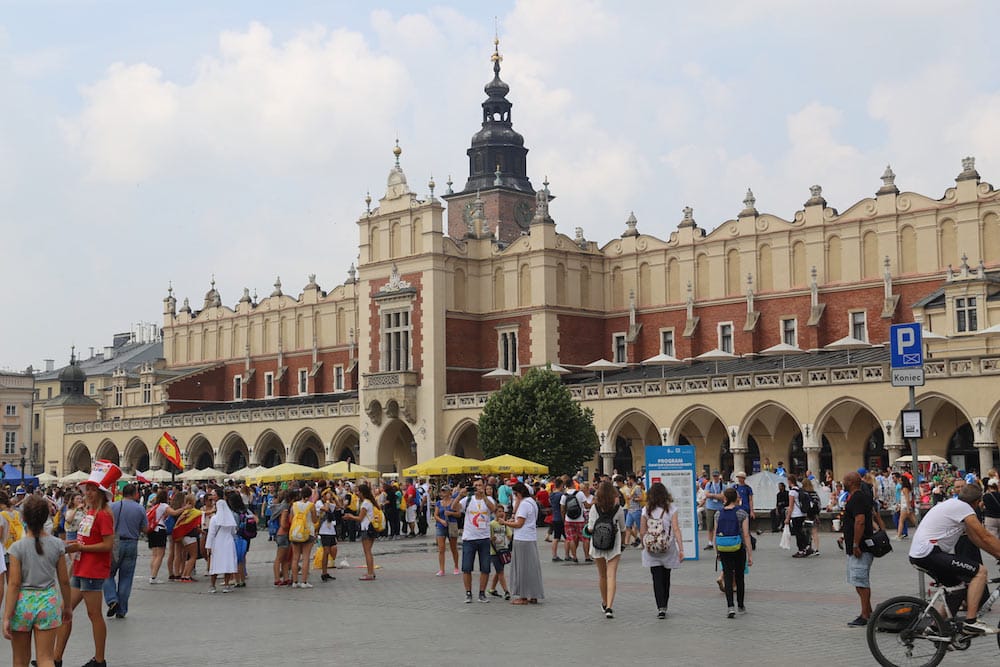 Praça do Mercado em Cracóvia no verão! Conheça mais atividades para fazer na cidade no post!
