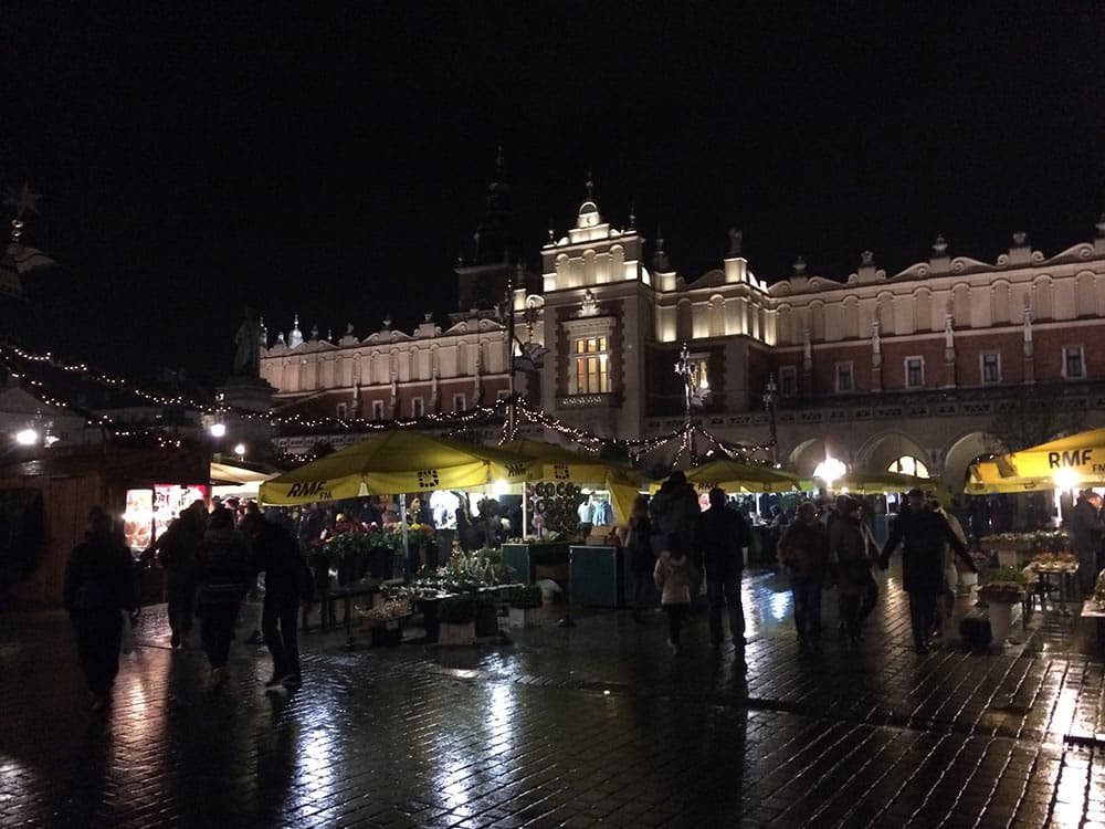 Praça do mercado em Cracóvia no inverno! Descubra o que fazer na cidade nesse post!