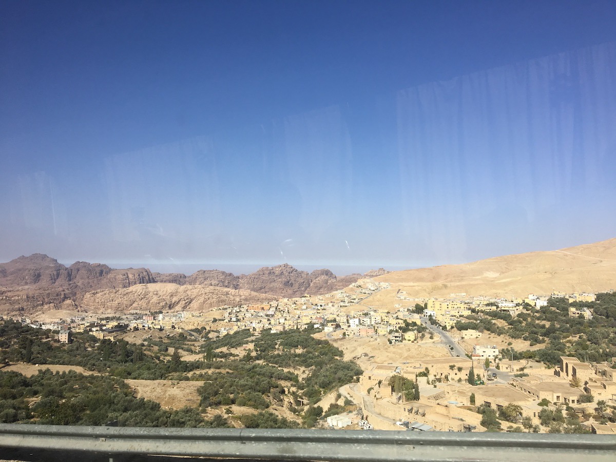 Vista da janela do ônibus a caminho de Petra. (Foto: Nathalia Tavolieri)