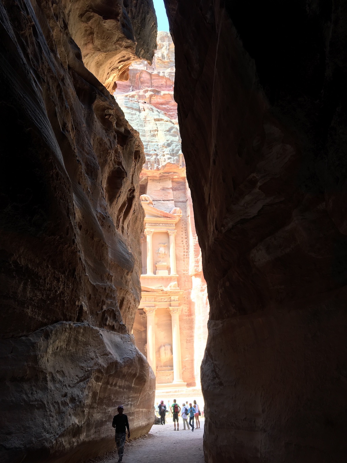 O passeio por Petra comeca pelo Al Siq, um estreito de mais de 1km por entre paredoes rochosos de 80 metros de altura. (Foto: Nathalia Tavolieri)