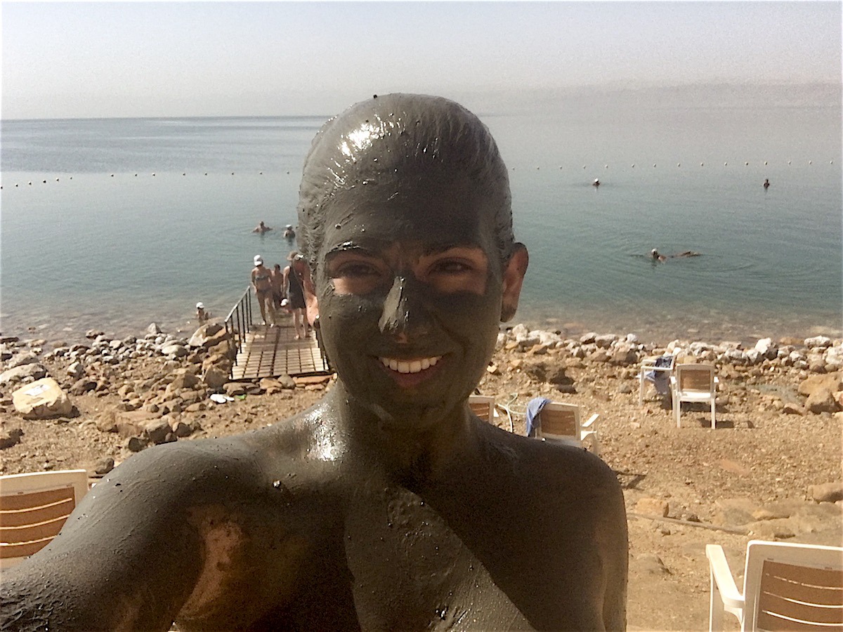 Na beira do mar, há um pote com lama do Mar Morto para se lambuzar dos pés à cabeça. Deixe "secar" por 20 minutos e depois é só lavar o corpo no mar. (Foto: Nathalia Tavolieri)