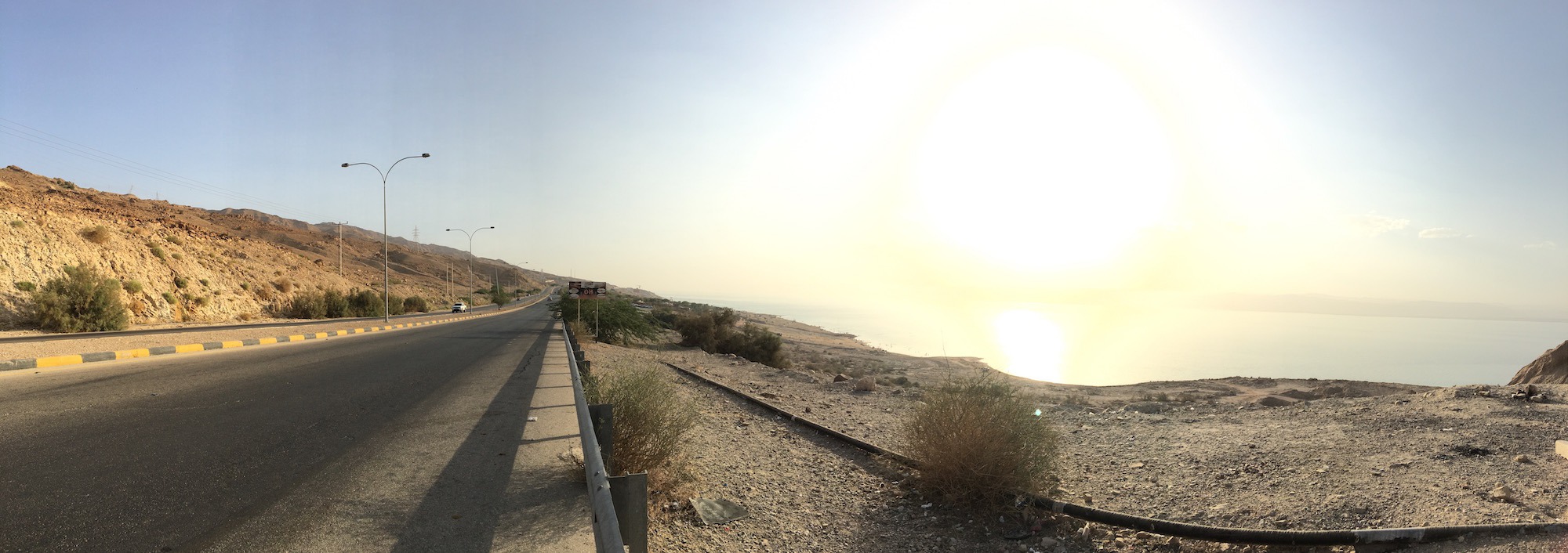 Caminhei 2 km pelo acostamento da estrada entre Amman Beach e o Mövenpick. (Foto: Nathalia Tavolieri)