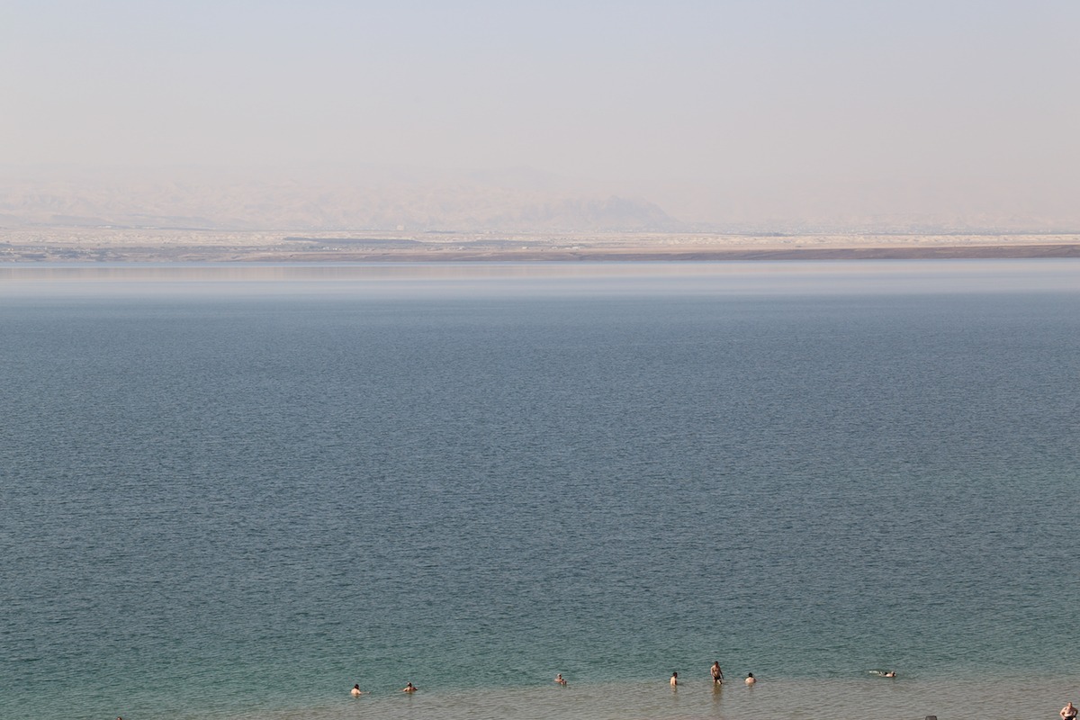 Nadar nas águas do Mar Morto foi uma das sensações mais revigorantes da minha vida! (Foto: Nathalia Tavolieri)