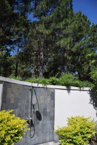 A ducha externa do quarto no Hyatt Carmelo, região vinícola do Uruguai, foi projetada para que os hóspedes continuem em contato com a natureza dentro do quarto! Conheça mais sobre esse hotel incrível no post!