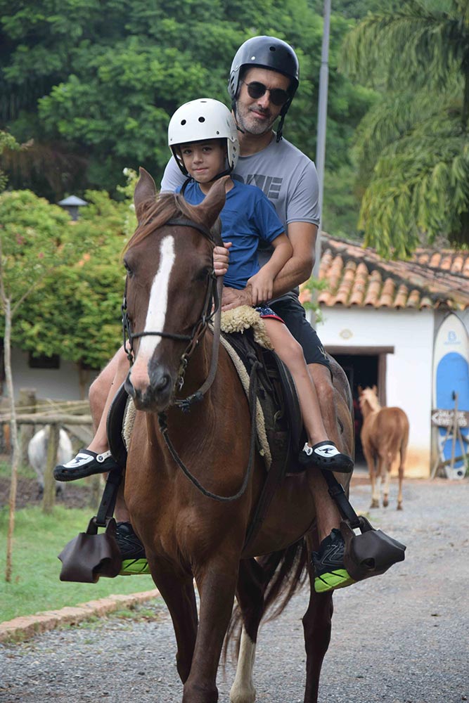 O passeio com cavalos é um dos principais atrativos da Fazenda Capoava! Conheça mais sobre o hotel no post!