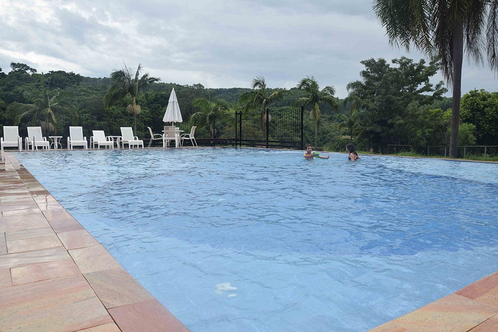 A Fazenda Capoava tem duas piscinas, diversão garantida para toda família! Conheça mais sobre esse hotel pertinho de São Paulo no post!