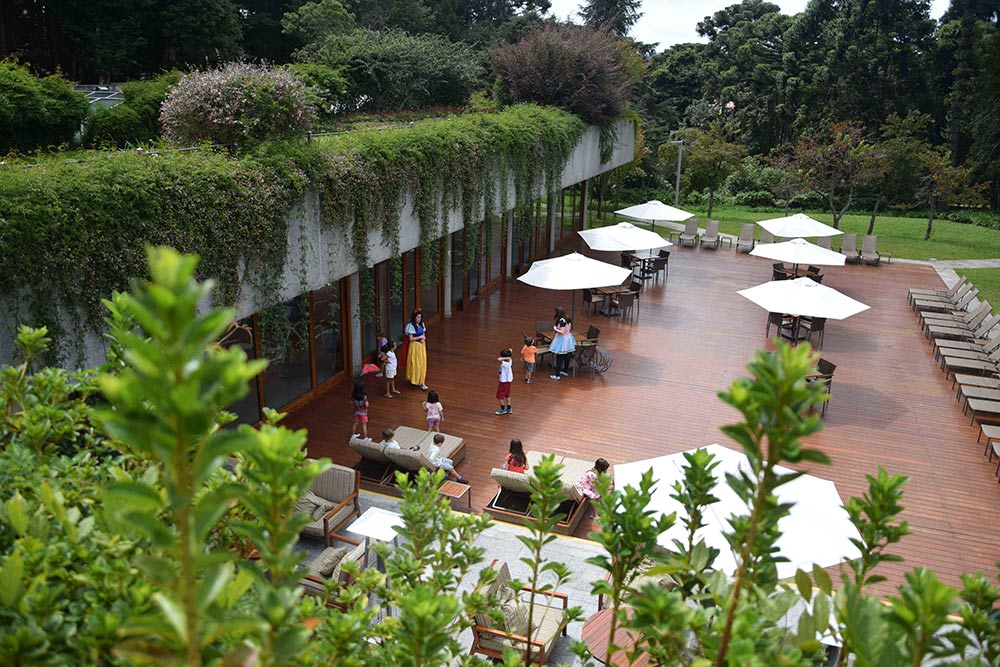 Time de recreação do Grande Hotel Campos do Jordão, um dos melhores hotéis para ir com crianças perto de São Paulo! Conheça mais no post.