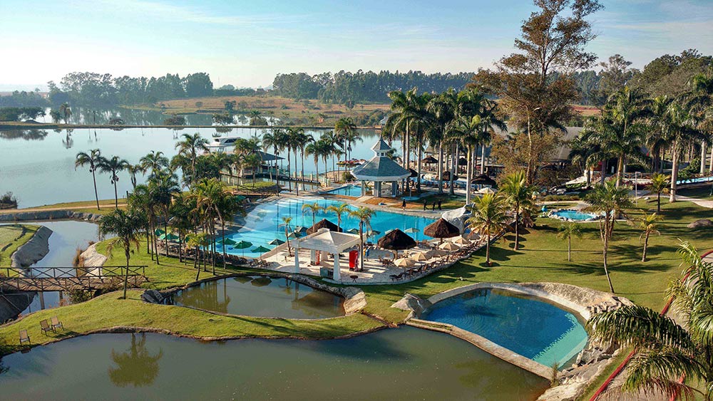 Vista aérea do Mavza Resort, um dos melhores hotéis para ir com crianças perto de São Paulo. Conheça outros no post!