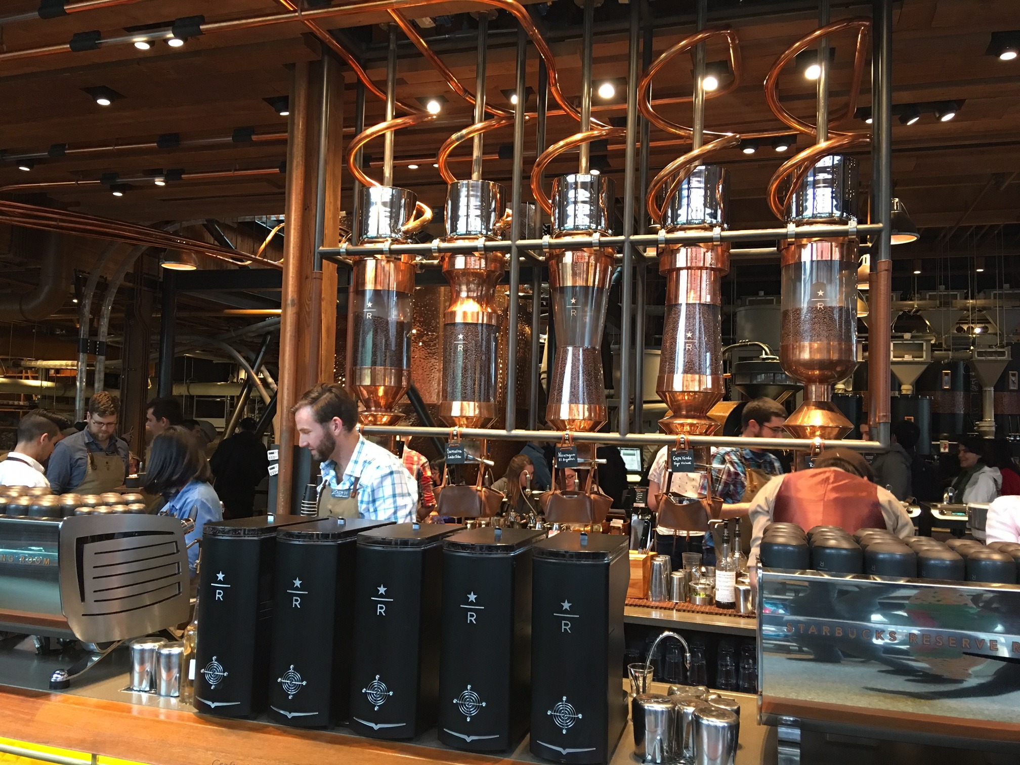 Starbucks Reserve Roastery and Tasting Room é exclusividade de Seattle, onde é possível observar a torra do café e experimentar diversos sabores! Conheça mais opções de passeios em Seattle nesse post!